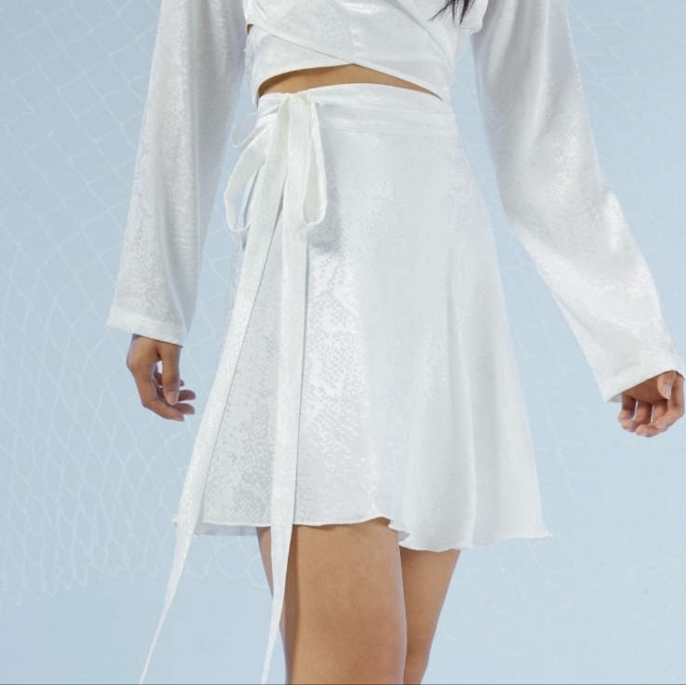Like-New Cider‎ Pearly White Satin Mini Wrap Skirt Size XS